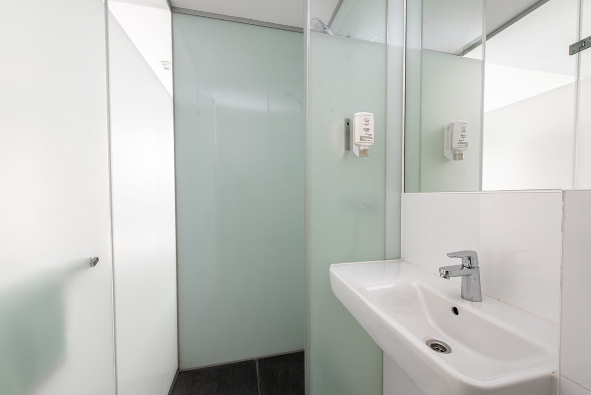 easyHotel Amsterdam Bathroom 1.jpg