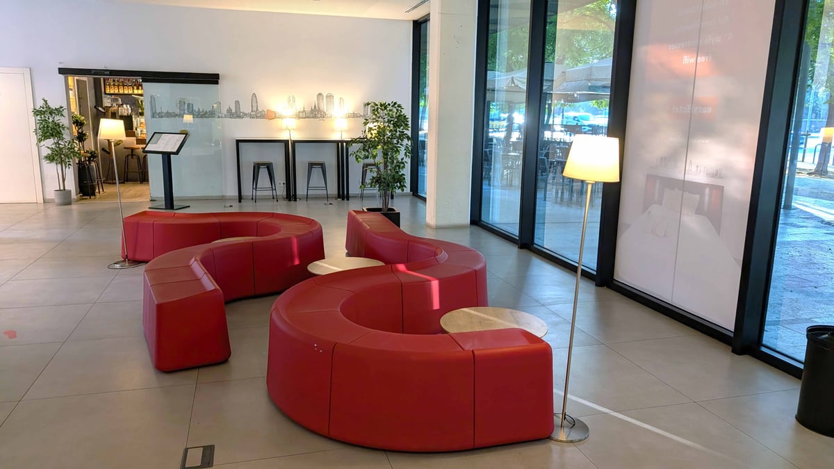 easyHotel Barcelona Fira Reception 3.jpg