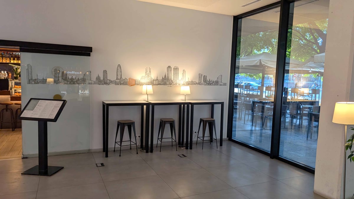 easyHotel Barcelona Fira Reception 4.jpg