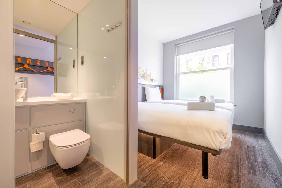easyHotel Belfast Standard Twin 3.jpg