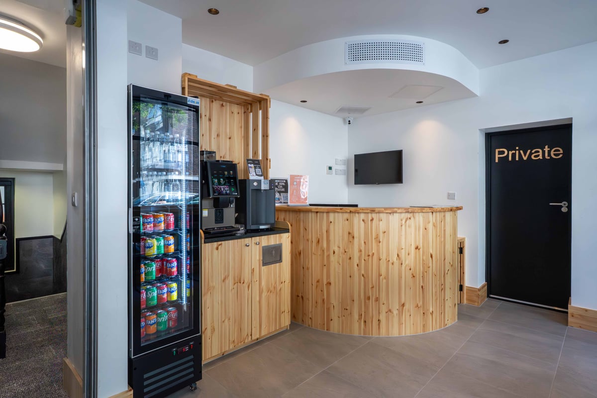 easyHotel London Paddington Reception 1.jpg