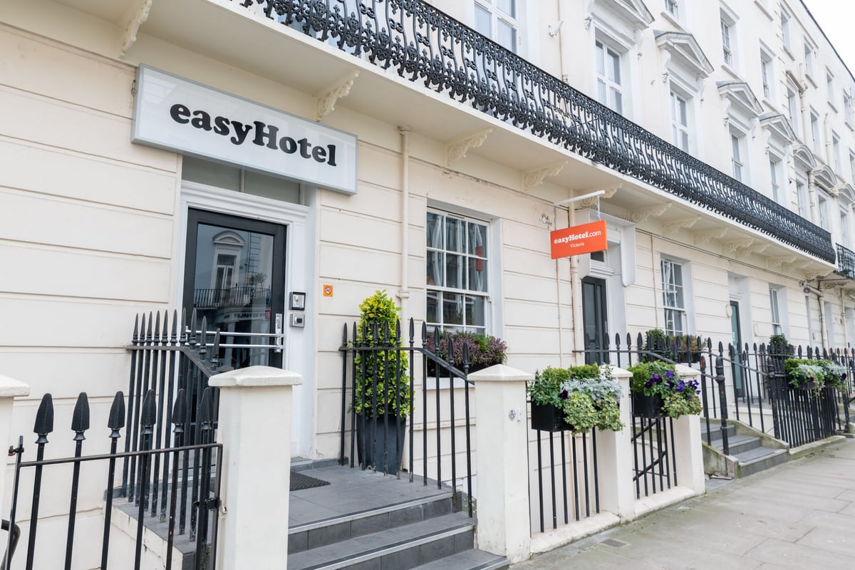 easyHotel London Victoria Exterior 1.jpg