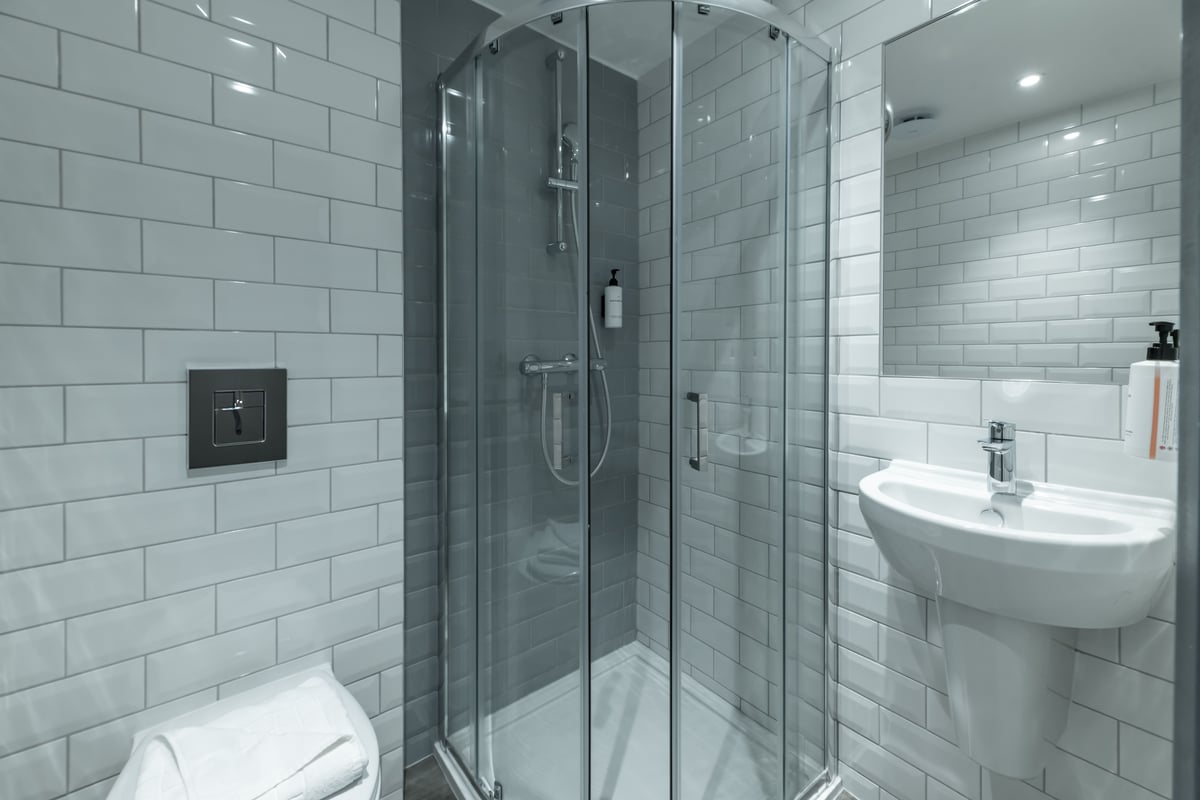 easyHotel London Victoria Family Triple Bathroom.jpg