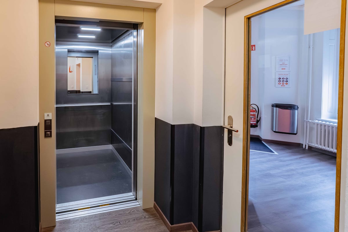 easyHotel Zurich West Reception 17.jpg