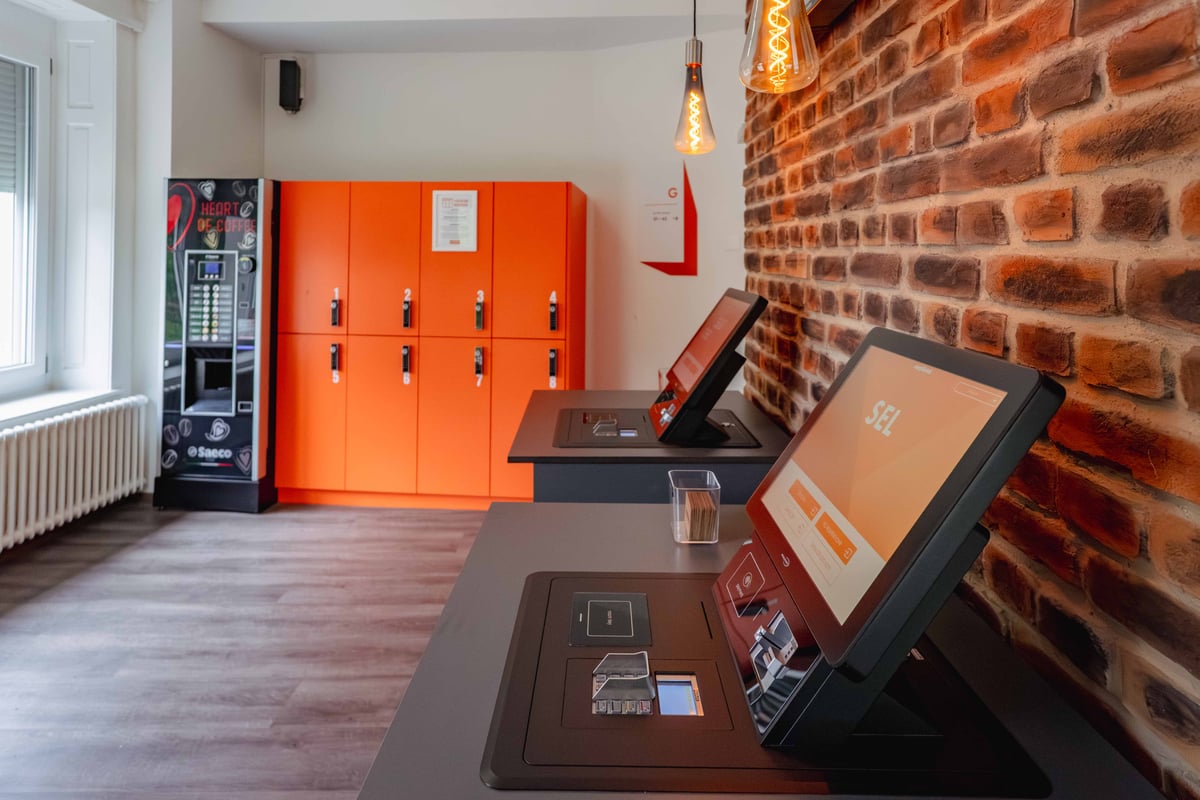 easyHotel Zurich West Reception 1.jpg
