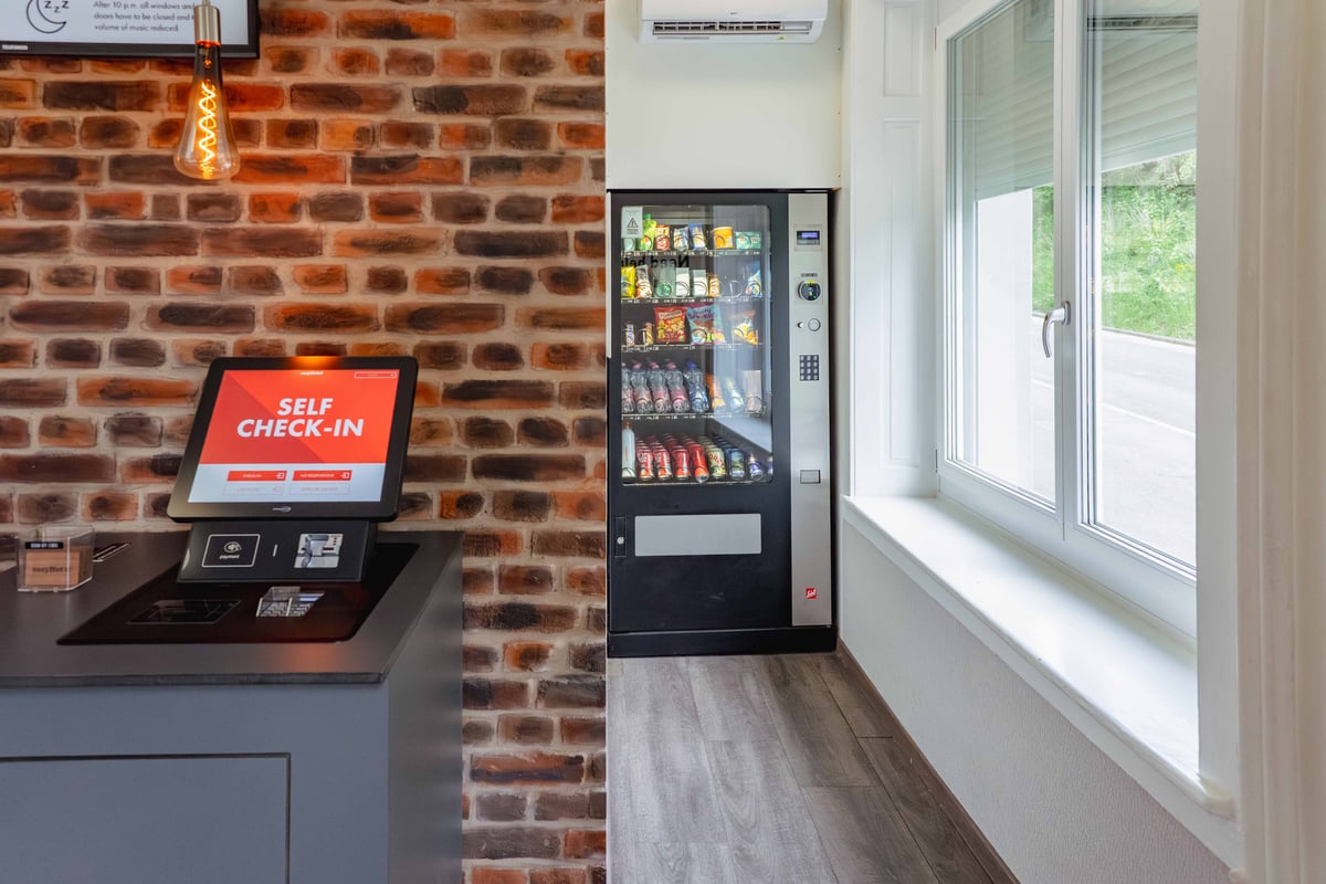 easyHotel Zurich West Reception 2.jpg