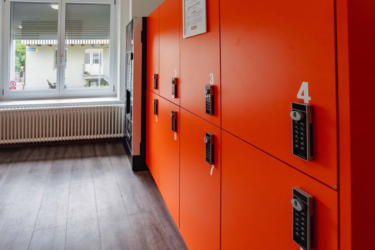 easyHotel Zurich West Reception 6.jpg