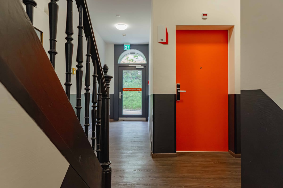 easyHotel Zurich West Reception 8.jpg