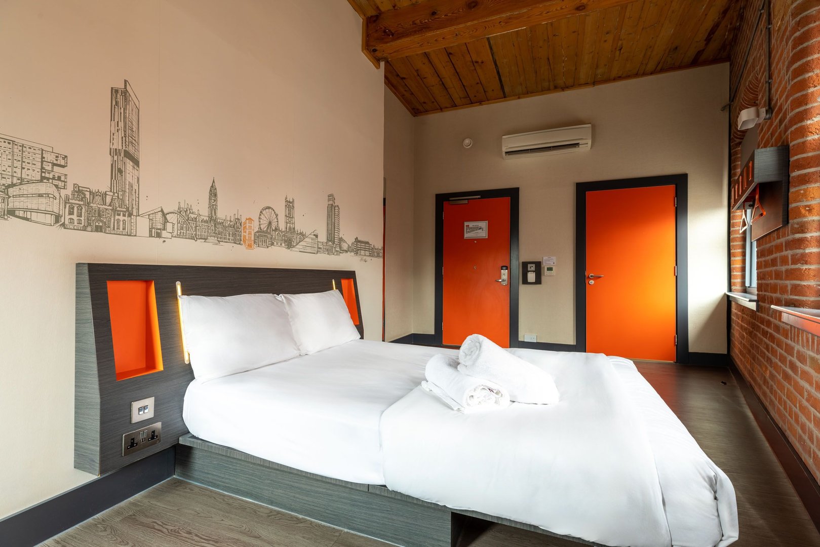 THE 10 CLOSEST Hotels to Long Legs, Manchester