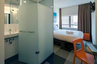 Rollstuhlgerechtes Superior-Doppelzimmer mit Fenster