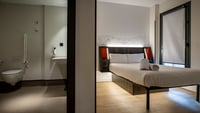 Barrierefreies Zimmer mit Fenster