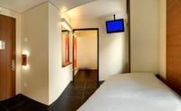 Behindertengerechtes Einzelbett mit Fenster