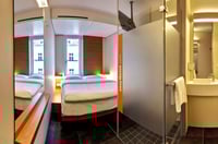 kleines Doppelzimmer mit Fenster