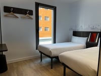 Zweibettzimmer mit Fenster