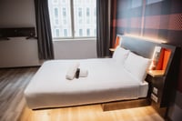 quarto acessível a cadeiras de rodas com janela