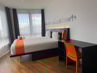 Superior habitación con dos camas individuales y ventana