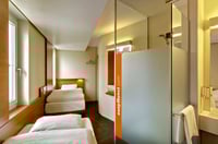 Zweibettzimmer mit Fenster