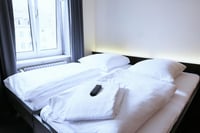 ZWEIBETTZIMMER MIT FENSTER