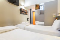 Habitación gemela en planta baja con ventana