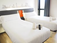 2-persoonskamer met 2 bedden met raam
