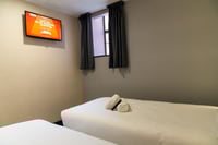 2-persoonskamer met 2 bedden met raam