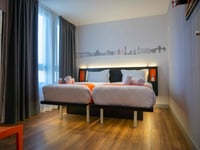 Habitación con dos camas individuales y ventana