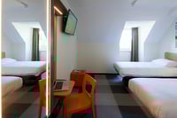 Chambre à deux lits avec fenêtre