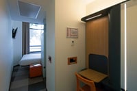 Une petite chambre double avec fenêtre