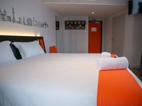 Habitación doble con ventana y accesible en silla de ruedas