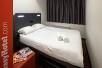 Kleines Doppelzimmer mit Fenster
