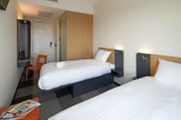 Zweibettzimmer mit Fenster