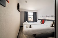 Habitación con dos camas individuales y ventana