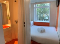 Kleines Doppelzimmer mit Fenster