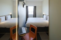 Une petite chambre double avec fenêtre