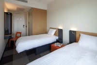 Habitación con dos camas individuales y ventana